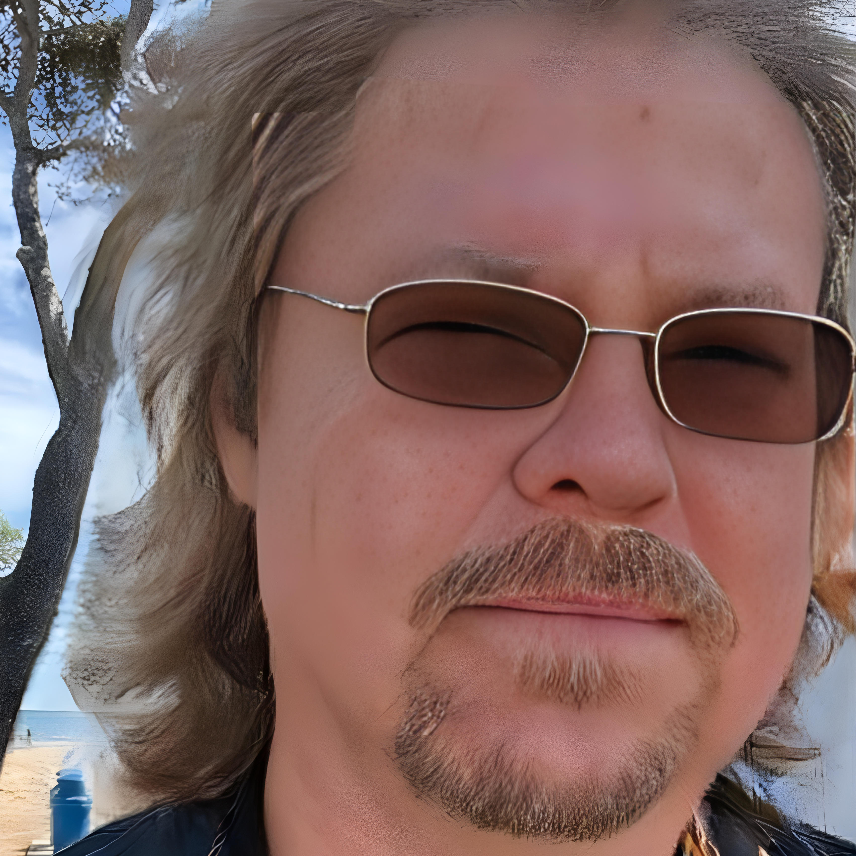 Portrait eines Mannes mit Sonnenbrille am Strand